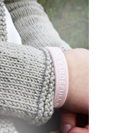 Product Image for Armband - silikon barnstrl - älskad,  värdefull,  dyrbar rosa