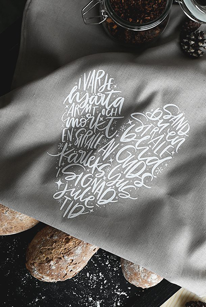Product Image for Kökshandduk - i varje hjärta armt och mörkt - lattefärgad
