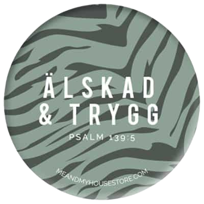 Product Image for Knapp - älskad och trygg - djurmönster