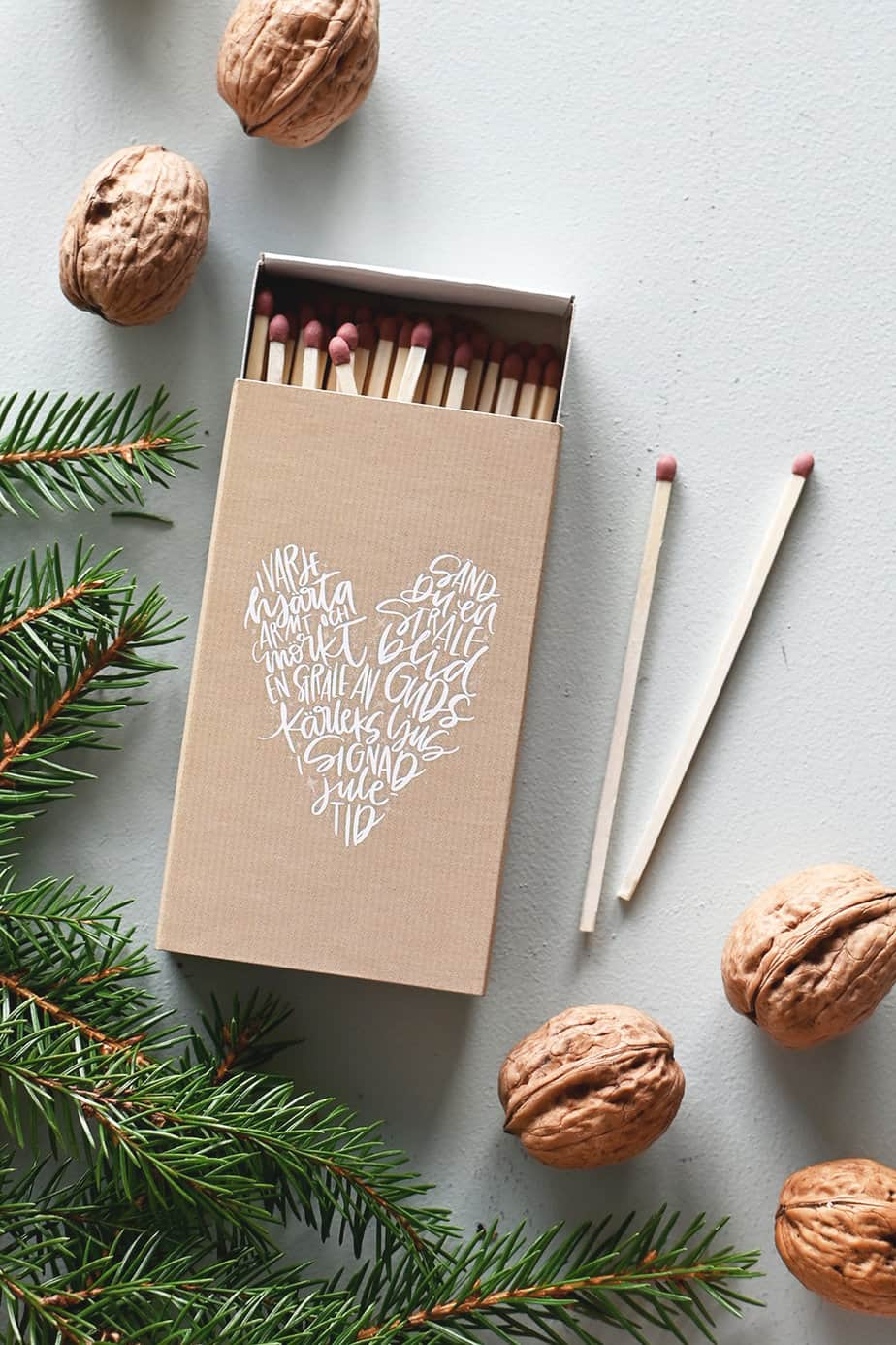 Product Image for Tändsticksask stor - i varje hjärta armt och mörkt