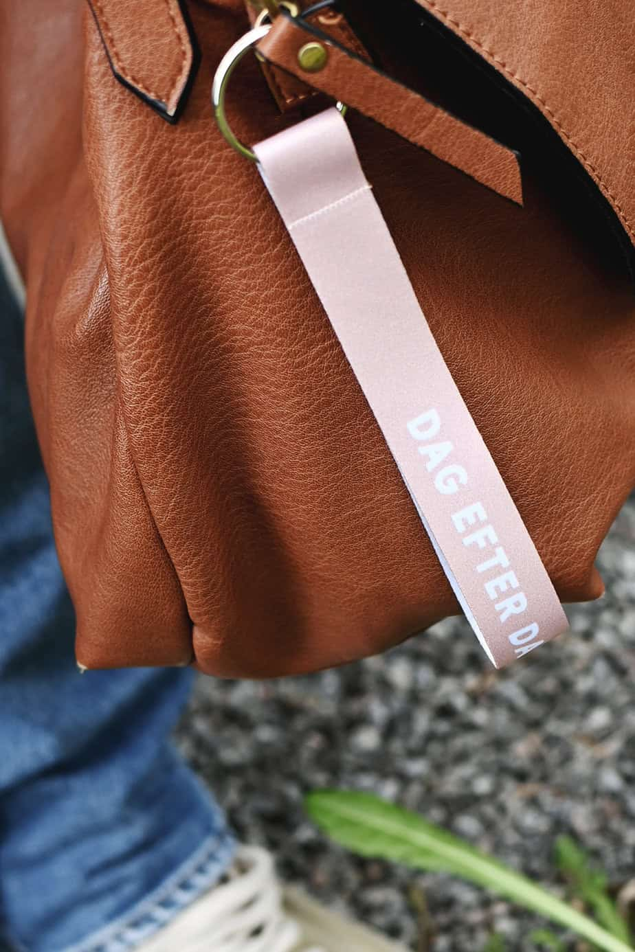 Product Image for Nyckelband kort - dag efter dag bär han oss - guldsand