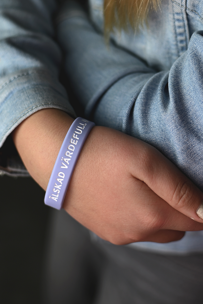 Product Image for Armband - silikon - tonår - älskad,  värdefull,  dyrbar - lila