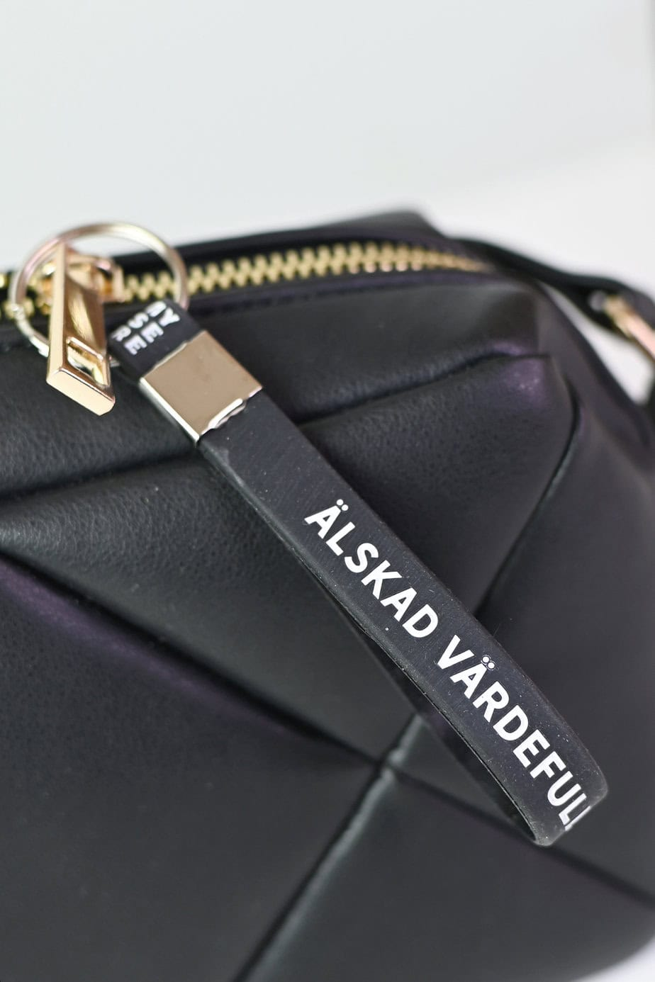 Product Image for Nyckelring i mjuk silikon -älskad,  värdefull,  dyrbar