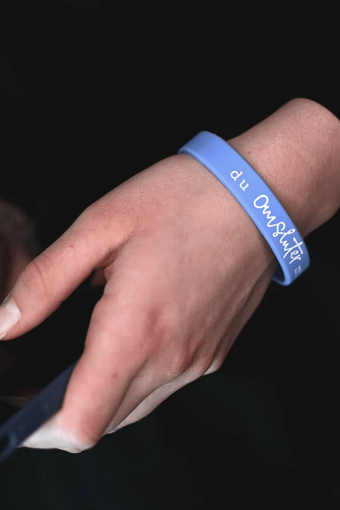 Product Image for Armband - silikon tonår - du omsluter mig påalla sidor - blå