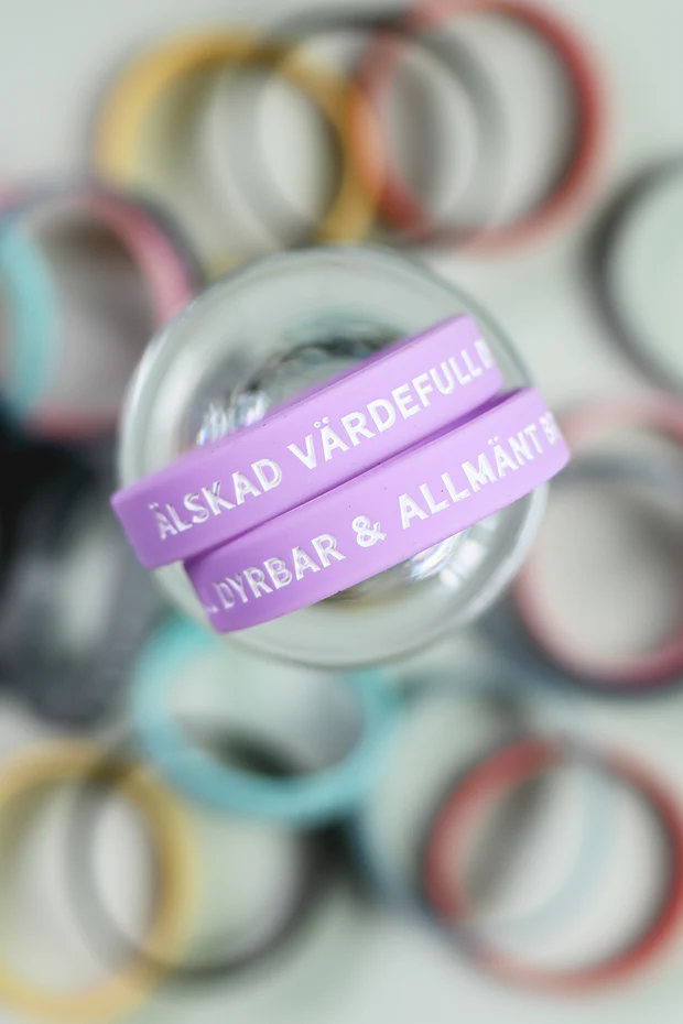 Product Image for Silikonarmband i barnstorlek: älskad,  värdefull,  dyrbar - lila