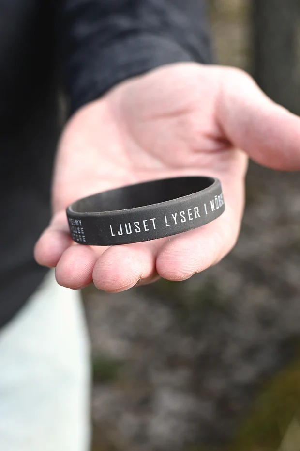 Product Image for Silikonarmband: ljuset lyser i mörkret